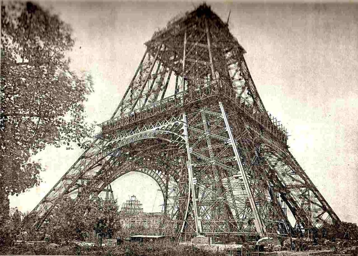 Tour Eiffel en construction