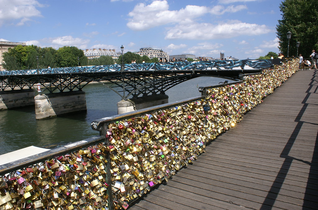 Pont des Arts et la tradition des cadenas des amoureux