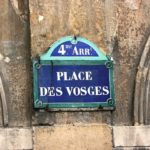 Place des Vosges : un écrin de verdure au cœur de Paris