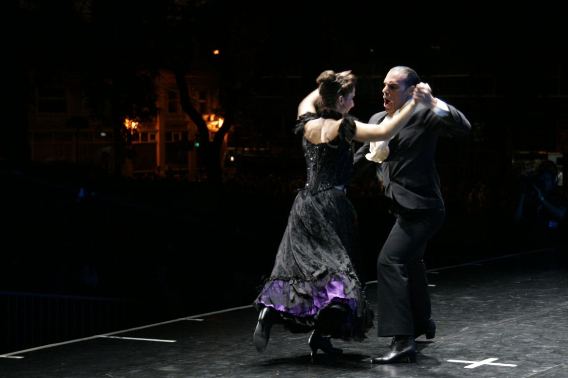 Danser le tango avec une robe noire 